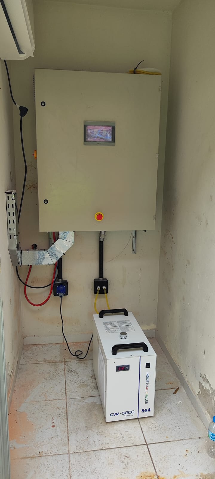 Chiller industrial acoplado ao painel de automação