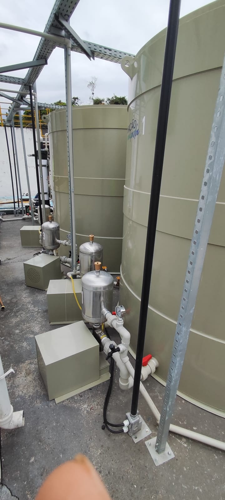 Bateria de tanques de tratamento instalados em pátio externo